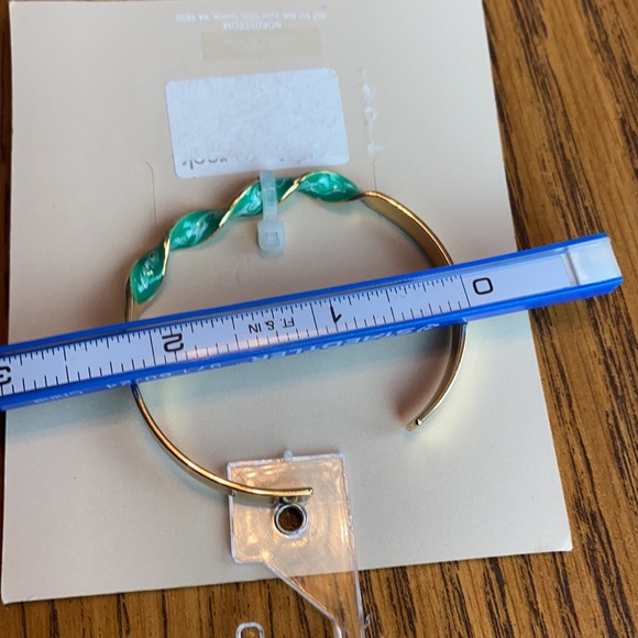 14th & Union Green Marbled Enamel Gold Tone Twist Bangle Bracelet - Picture 7 of 7